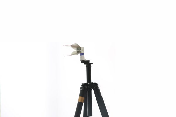 Broadband dual ridged horn antenna with a frequency range from 10 to 40GHz and a Typ. Gain of 10.5dBi. OBH-100400