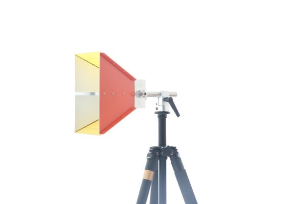 Broadband dual ridged horn antenna, frequency ranges from 1-18GHz, 10.5dBi Gain