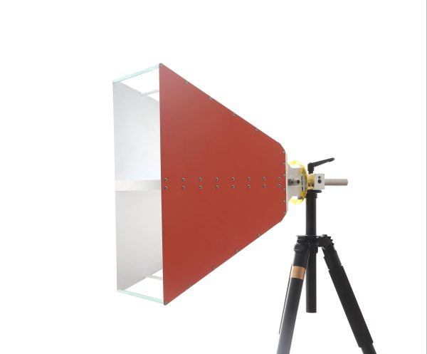 Broadband dual ridged horn antenna 0.4-6GHz, 10.5dBi Gain