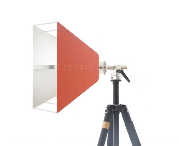 Broadband dual ridged horn antenna 0.6-9GHz, 10.5dBi Gain