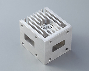 26.4 GHz to 40.1 GHz, 0.3 dB Insertion Loss, 20 dB Isolation, WR28 High Power Series Isolator-BH320-25.4B1