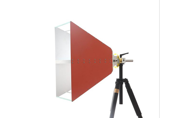 Ultra wide-band dual ridged horn antenna 0.4-6GHz