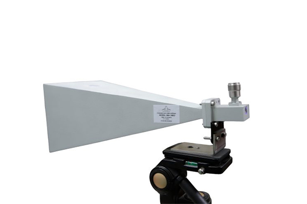 Ultra wide-band dual ridged horn antenna 5.8-15GHz