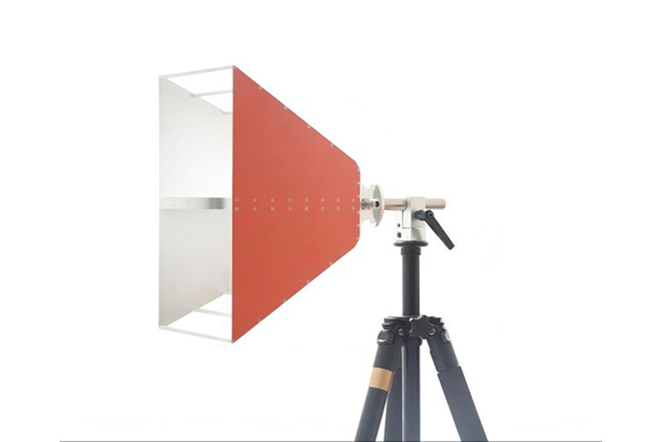 Ultra wide-band dual ridged horn antenna 0.6-9GHz